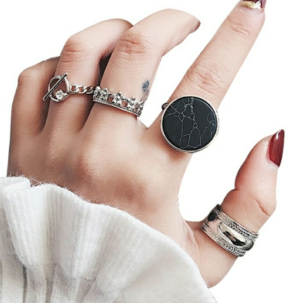 *< 4-Piece Silver Ring Set >